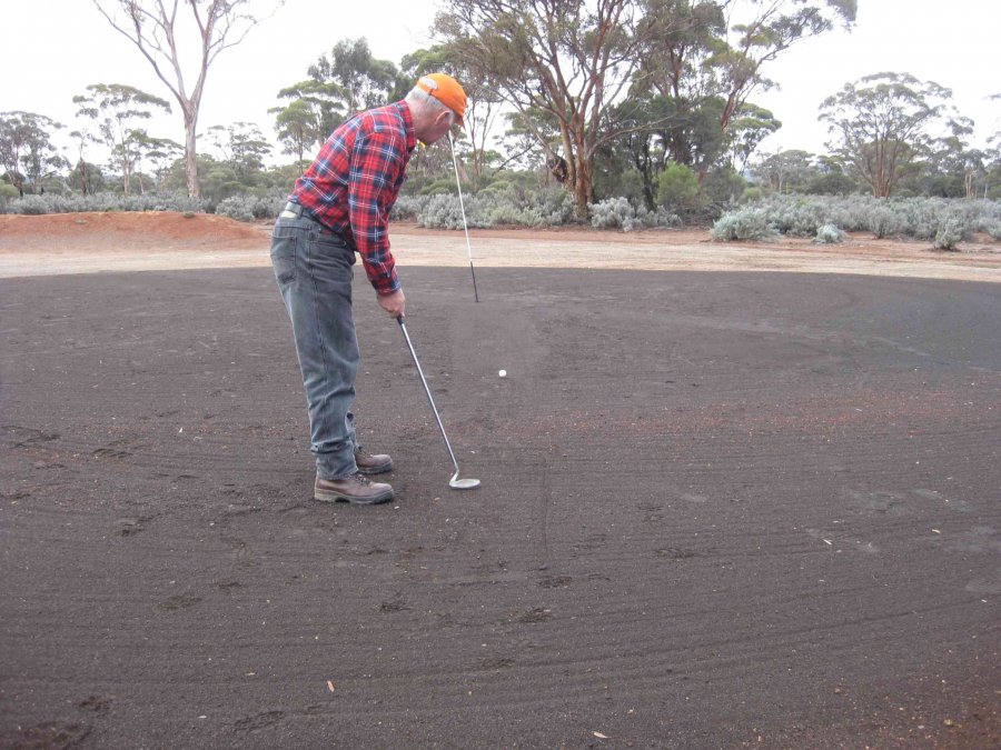 Michael putting at Silver Lake hole, Kambalda